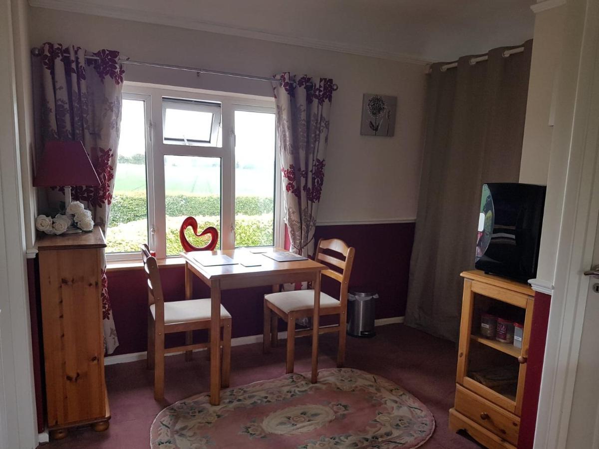 Chimneys B&B Holbrook  Esterno foto